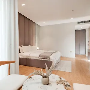 Otel Troci, Tiran